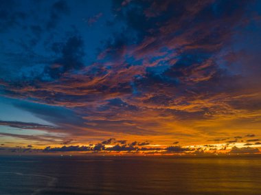 Gün batımında inanılmaz renkli bulutlar