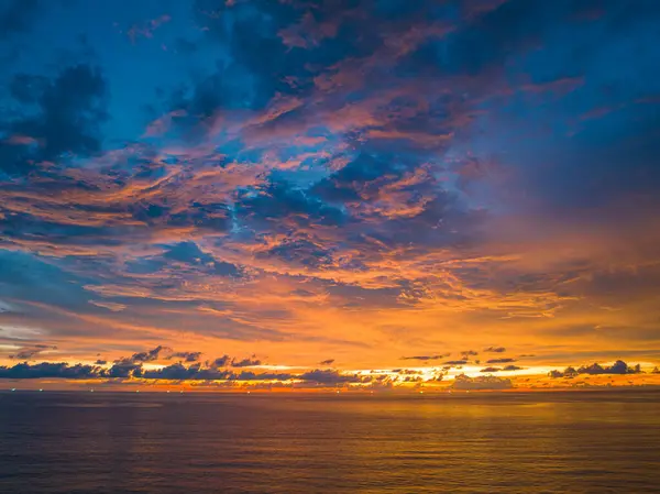 Gün batımında inanılmaz renkli bulutlar