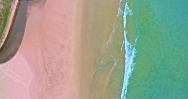 Kumsalda tur atan yeşil köpüklü dalgaların havadan görüntüsü, video. Özgürlük plajı, Phuket, Tayland
