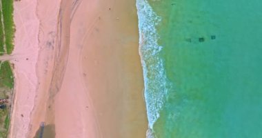 Kumsalda tur atan yeşil köpüklü dalgaların havadan görüntüsü, video. Özgürlük plajı, Phuket, Tayland