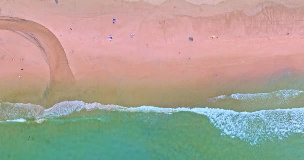 Widok Lotu Ptaka Zielone Piankowe Fale Okrążające Plaży Wideo Plaża — Wideo stockowe