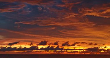 .Hava manzaralı turuncu bulutlar gün batımında gökyüzünde yavaşça hareket ediyor renkli romantik gökyüzünün bulutlu günbatımı sahnesi. Gökyüzü dokusu... yansıma Gradyan altın rengi. Gökyüzü dokusu arkaplanı.