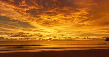 .Hava manzaralı turuncu bulutlar gün batımında gökyüzünde yavaşça hareket ediyor renkli romantik gökyüzünün bulutlu günbatımı sahnesi. Gökyüzü dokusu... yansıma Gradyan altın rengi. Gökyüzü dokusu arkaplanı.