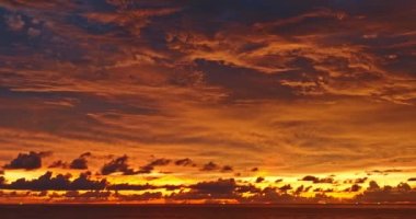 .Hava manzaralı turuncu bulutlar gün batımında gökyüzünde yavaşça hareket ediyor renkli romantik gökyüzünün bulutlu günbatımı sahnesi. Gökyüzü dokusu... yansıma Gradyan altın rengi. Gökyüzü dokusu arkaplanı.