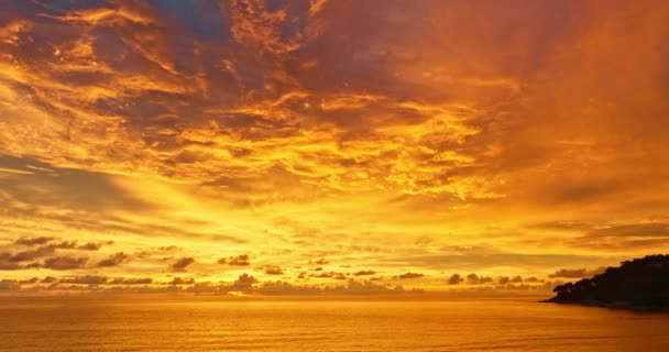 Vista Aérea Increíble Nube Amarilla Cielo Puesta Sol Sobre Playa — Vídeos de Stock