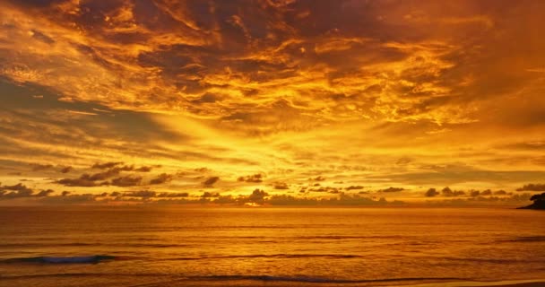空からの眺めのオレンジ色の雲は 日没の間にゆっくりと空に動いています 雲がついたカラフルなロマンチックな空の日没のシーン スカイテクスチャー 反射グラデーションゴールドカラー スカイテクスチャーの背景 — ストック動画