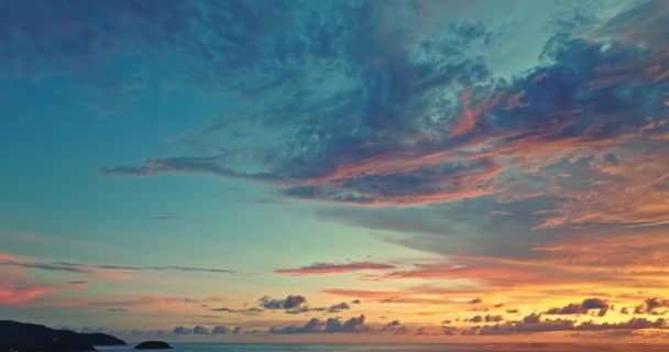 Vista Aérea Increíble Nube Amarilla Cielo Puesta Sol Sobre Playa — Vídeo de stock
