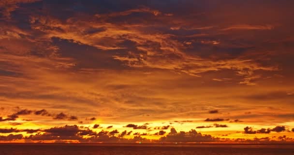 Aerial View Utrolig Gul Sky Himmelen Solnedgang Karon Strand Phuket – stockvideo