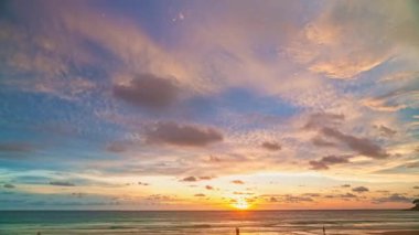 .Hava manzarası Karon plajının üzerindeki gün batımında inanılmaz sarı bulut Phuket gökyüzünün rengini değiştiren romantik gökyüzü manzarası ışık ışınları ve atmosferik efektler.