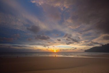 Karon sahilinin üzerinde gün batımında inanılmaz renkli bir bulut.