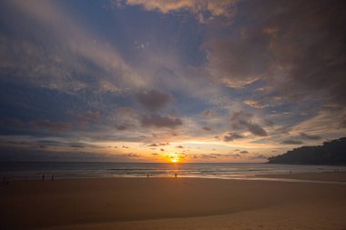 Okyanusun üzerinde gün batımında romantik pembe gökyüzü parlak kırmızı ışık ışınları ve diğer atmosferik efektlerle parlak gökyüzünde renkli bulutlar. Gökyüzü dokusu soyut doğa arkaplanı..