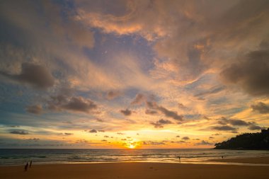 Okyanusun üzerinde gün batımında romantik pembe gökyüzü parlak kırmızı ışık ışınları ve diğer atmosferik efektlerle parlak gökyüzünde renkli bulutlar. Gökyüzü dokusu soyut doğa arkaplanı..