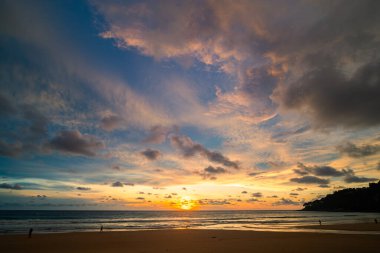 Okyanusun üzerinde gün batımında romantik pembe gökyüzü parlak kırmızı ışık ışınları ve diğer atmosferik efektlerle parlak gökyüzünde renkli bulutlar. Gökyüzü dokusu soyut doğa arkaplanı..