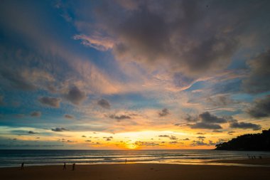 Okyanusun üzerinde gün batımında romantik pembe gökyüzü parlak kırmızı ışık ışınları ve diğer atmosferik efektlerle parlak gökyüzünde renkli bulutlar. Gökyüzü dokusu soyut doğa arkaplanı..