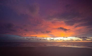 Güzel günbatımında mavi gökyüzünde mor gölgeli tatlı pembe bulut