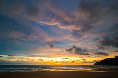 Okyanusun üzerinde gün batımında romantik pembe gökyüzü parlak kırmızı ışık ışınları ve diğer atmosferik efektlerle parlak gökyüzünde renkli bulutlar. Gökyüzü dokusu soyut doğa arkaplanı..
