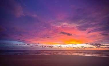 Okyanusun üzerinde gün batımında romantik pembe gökyüzü parlak kırmızı ışık ışınları ve diğer atmosferik efektlerle parlak gökyüzünde renkli bulutlar. Gökyüzü dokusu soyut doğa arkaplanı..