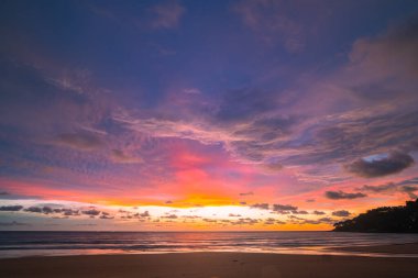 Dramatik Günbatımında muhteşem pembe gökyüzü