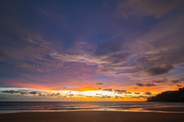 Dramatik Günbatımında muhteşem pembe gökyüzü