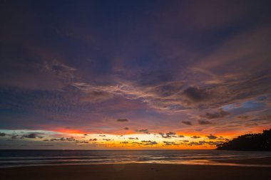 Okyanusun üzerinde gün batımında romantik pembe gökyüzü parlak kırmızı ışık ışınları ve diğer atmosferik efektlerle parlak gökyüzünde renkli bulutlar. Gökyüzü dokusu soyut doğa arkaplanı..
