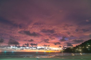 Okyanusun üzerinde gün batımında romantik pembe gökyüzü parlak kırmızı ışık ışınları ve diğer atmosferik efektlerle parlak gökyüzünde renkli bulutlar. Gökyüzü dokusu soyut doğa arkaplanı..