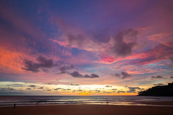 美丽的夕阳西下 蓝天上有紫色阴影的粉红云彩 图库图片
