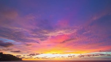 Pembe gökyüzünde, gün batımında, pembe gökyüzünde, renkli romantik gökyüzünün parlak pembe gökyüzü günbatımını gösteren zaman hızlandırılmış renkli bir bulut. Gün batımının güzel gökyüzü doğada ve seyahat konseptinde. .