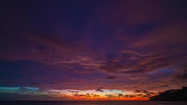 .Günbatımında okyanusun üstünde romantik pembe gökyüzü parlak kırmızı ışık ışınları ve diğer atmosferik efektlerle aydınlık gökyüzünde renkli bulutlar. Gökyüzü dokusu soyut doğa arkaplanı..