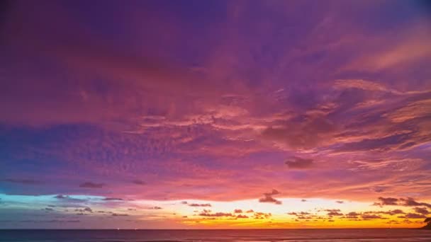 海の上の日没でピンクの空の時間のエキゾチックなカラフルな雲 華麗なピンクの空とカラフルなロマンチックな空の日没のシーン 自然と旅のコンセプトで日没の美しい空 — ストック動画