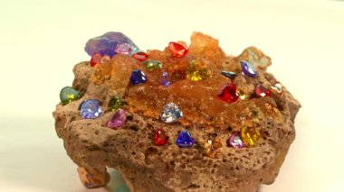 .Güzel kalp şekilli elmaslar çeşitli renklerde işlenmemiş bir opal taşın üzerinde beyaz bir zemin üzerinde kalp şeklinde mücevherler sevgililer günü için çok güzel hediyelerdir kalp şeklinde elmas arkaplan..