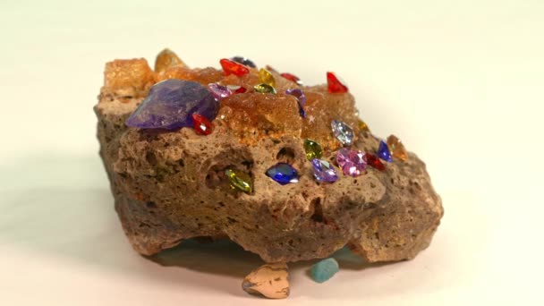 Kolorowe Diamenty Kształcie Serca Ustawione Surowym Opal Gemstone Białym Tle — Wideo stockowe