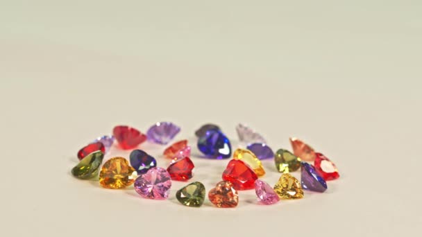 Schöne Mehrfarbige Herzförmige Diamanten Einem Kreis Herzförmige Diamanten Verschiedenen Farben — Stockvideo
