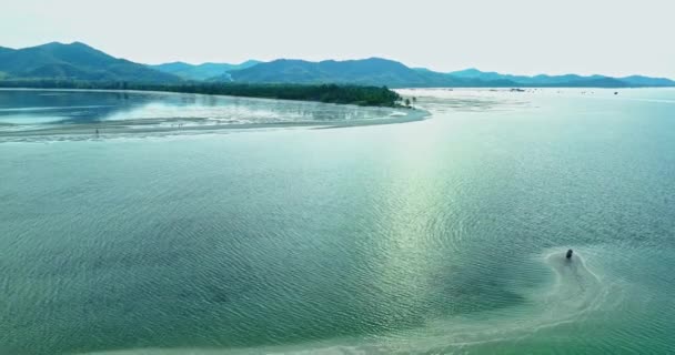 Luftaufnahme Einer Kleinen Weißen Sandbank Die Auf Das Grüne Meer — Stockvideo