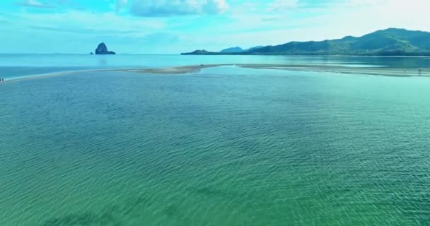Vedere Aeriană Mică Bară Nisip Albă Îndreptată Spre Marea Verde — Videoclip de stoc