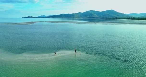 Gökyüzü Manzarası Inanılmaz Kum Tabakası Yeşil Denize Doğru Uzanıyor — Stok video