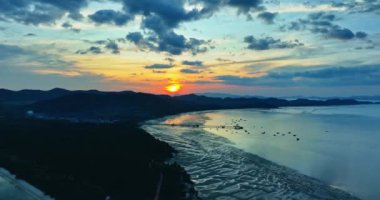 Alacakaranlıkta, Koh Yao Yai, Phang Nga Tayland 'da hava manzarası. Gün batımında muhteşem renkli bir manzara. Laem' in üzerinde uçan kumsal vardı. Soyut doğa arkaplanı.