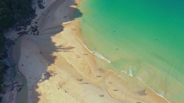Flygfoto Vacker Blå Himmel Ovanför Grönt Hav Vid Nai Harn — Stockvideo