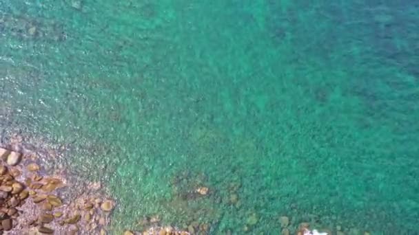 Vue Aérienne Mer Turquoise Côté Roche Forêt Verte Dans Colline — Video