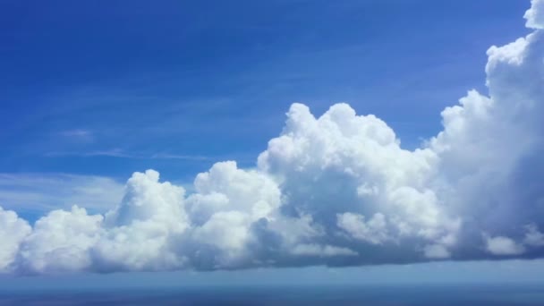 空中からの眺め 太陽の光が青空に浮かぶ雲に浸透する 青空に浮かぶさまざまな形に囲まれたふわふわした白い雲 山の頂上に浮かぶ白雲 — ストック動画