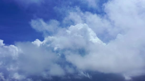 Přirozené Denní Světlo Bílé Mraky Plovoucí Modré Obloze Letecké Panorama — Stock video