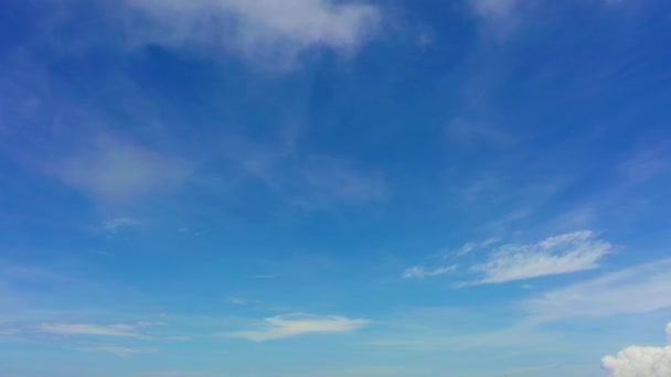 Naturligt Dagsljus Och Vita Moln Flyter Blå Himmel Antenn Panorama — Stockvideo
