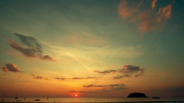 カロンビーチで日没する時間 グラデーションカラー スカイテクスチャー 抽象的な自然背景 甘い黄色のライトレイと他の大気効果と夕日と黄色の照明の空 — ストック動画