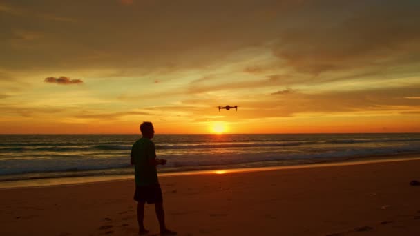Prachtige Kleurrijke Wolken Gele Lucht Bij Zonsondergang Een Man Vliegende — Stockvideo