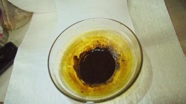 .Buhar, esrardan çıkan alkolü buharlaştırmak için ısı kullanılır. .Cannabinoidler kenevir çiçeklerinden elde edilir. Kenevir yağının rengi koyu kahverengi ve yapışkandır büyük faydaları olan bitkiler..