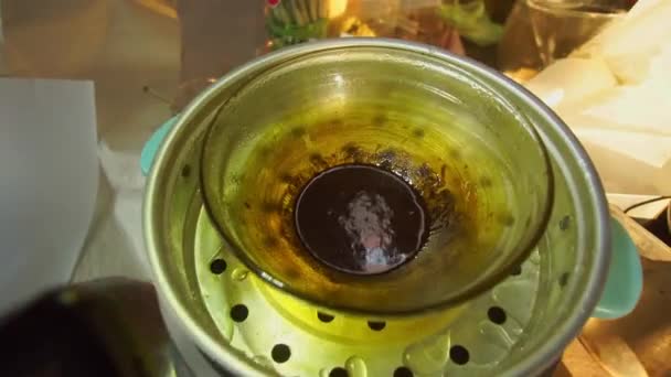蒸煮是用热蒸发大麻中的酒精 大麻素是从大麻花中提取的 大麻油的颜色是深褐色而且粘的1 有很大好处的草本植物 — 图库视频影像