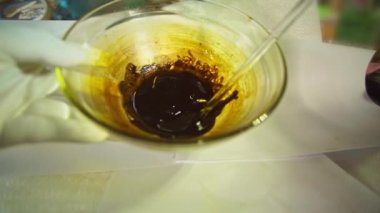 .Buhar, esrardan çıkan alkolü buharlaştırmak için ısı kullanılır. .Cannabinoidler kenevir çiçeklerinden elde edilir. Kenevir yağının rengi koyu kahverengi ve yapışkandır büyük faydaları olan bitkiler..