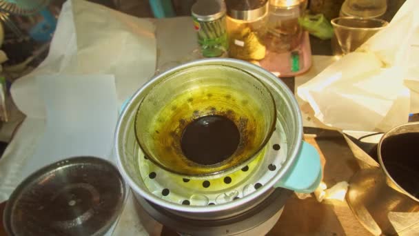 蒸煮是用热蒸发大麻中的酒精 大麻素是从大麻花中提取的 大麻油的颜色是深褐色而且粘的1 有很大好处的草本植物 — 图库视频影像