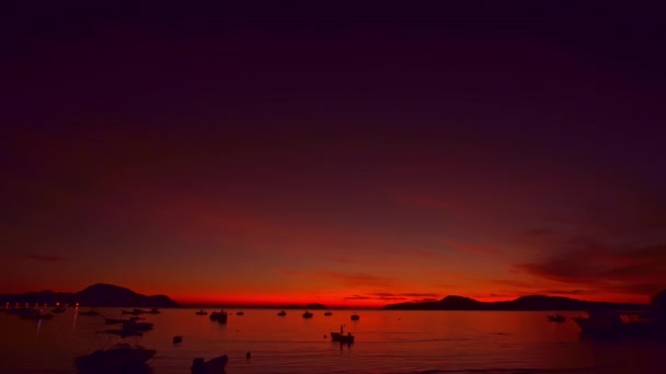在拉瓦伊海滩的海面上凝视着红色的天空 — 图库视频影像
