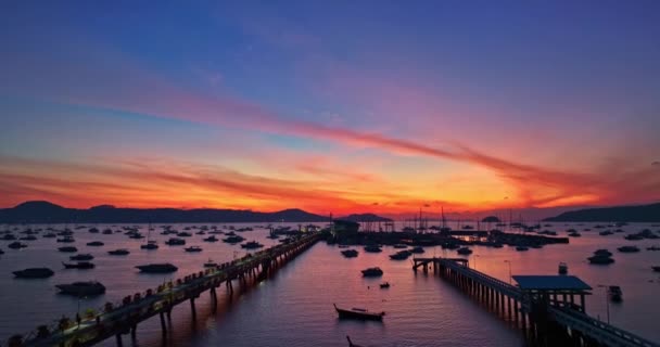 チャロン ピアーズの島の上の美しい日の出を眺める空中ハイパーラウンドビュー チャロンマリーナにはたくさんのボートが駐車しています マジェスティックな日の出景色 自然の雲の驚くべき光 — ストック動画