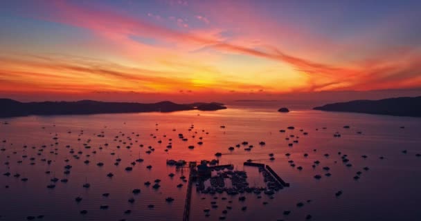 Luftaufnahme Des Wunderschönen Sonnenaufgangs Über Den Inseln Den Chalong Piers — Stockvideo